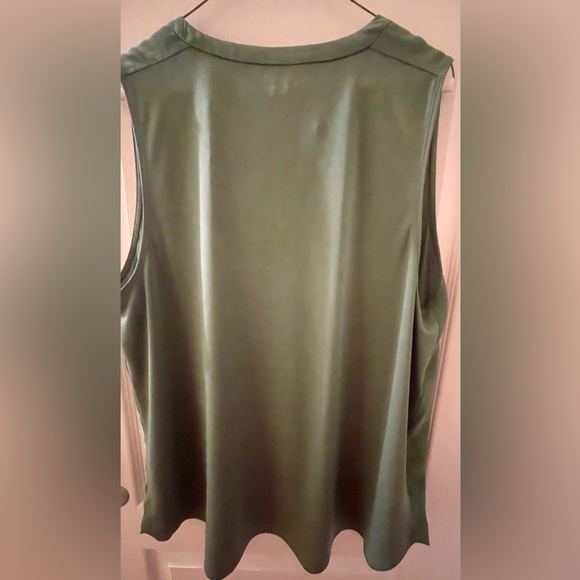 Ann Taylor Olive Green V-Neck Sleeveless Blouse - Picture 3 of 4